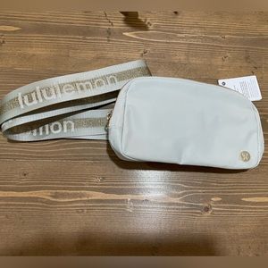 Lululemon everywhere belt bag vapor/gold/white